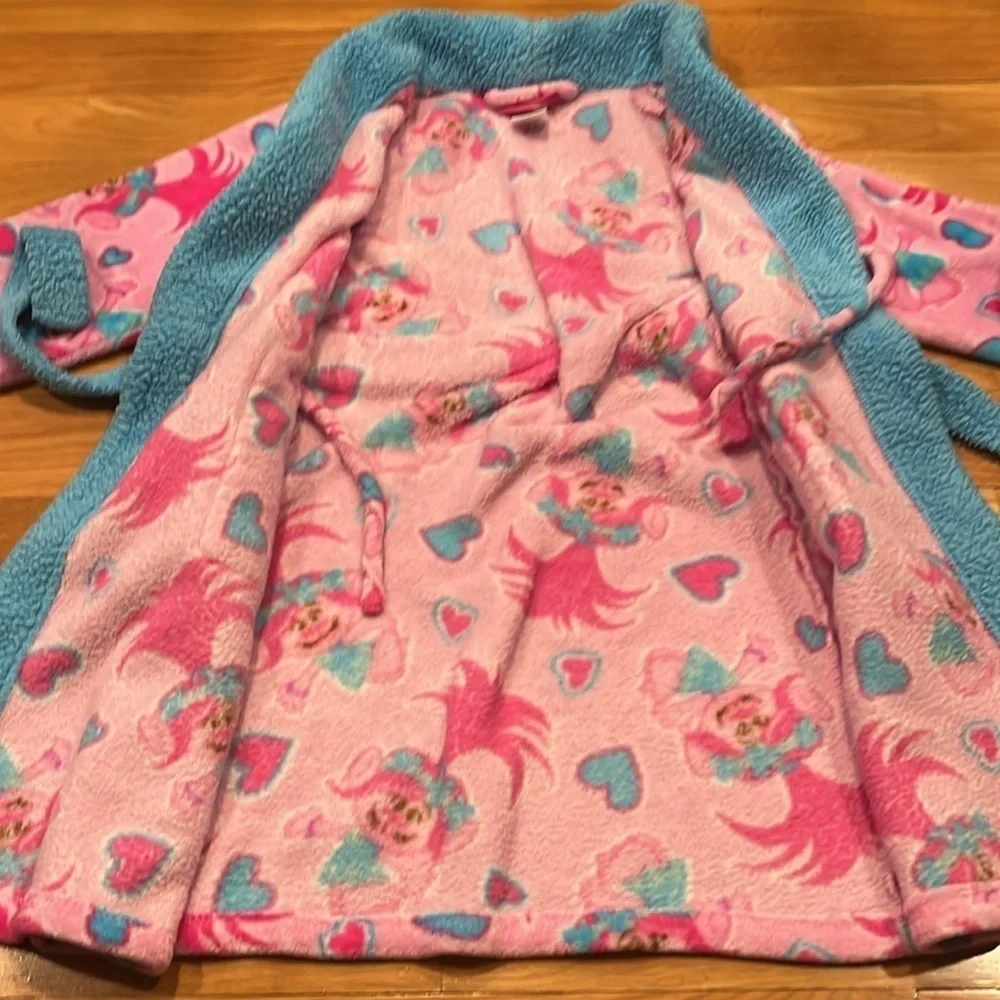 Dream works trolls girls bath robe size 10.